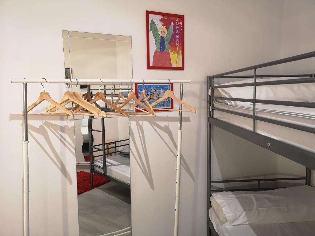 Кровать в общем номере Pil Pil Hostel Bilbao