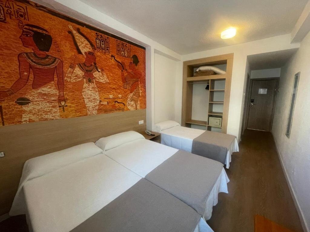 Standard Triple room with balcony Hotel Internacional
