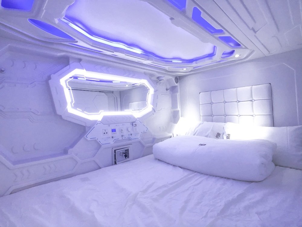 Кровать в общем номере с 4 комнатами Pod Inn