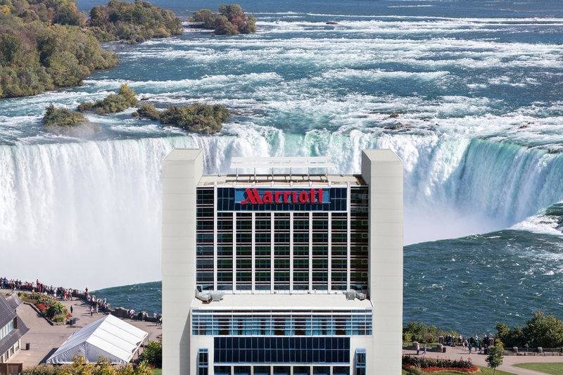 Четырёхместный номер Standard с видом на город Niagara Falls Marriott on the Falls