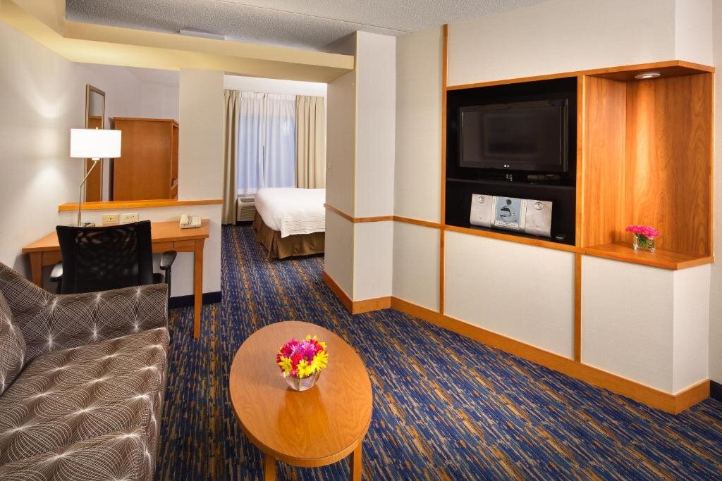 Люкс Deluxe Fairfield Inn & Suites by Marriott Toronto Brampton