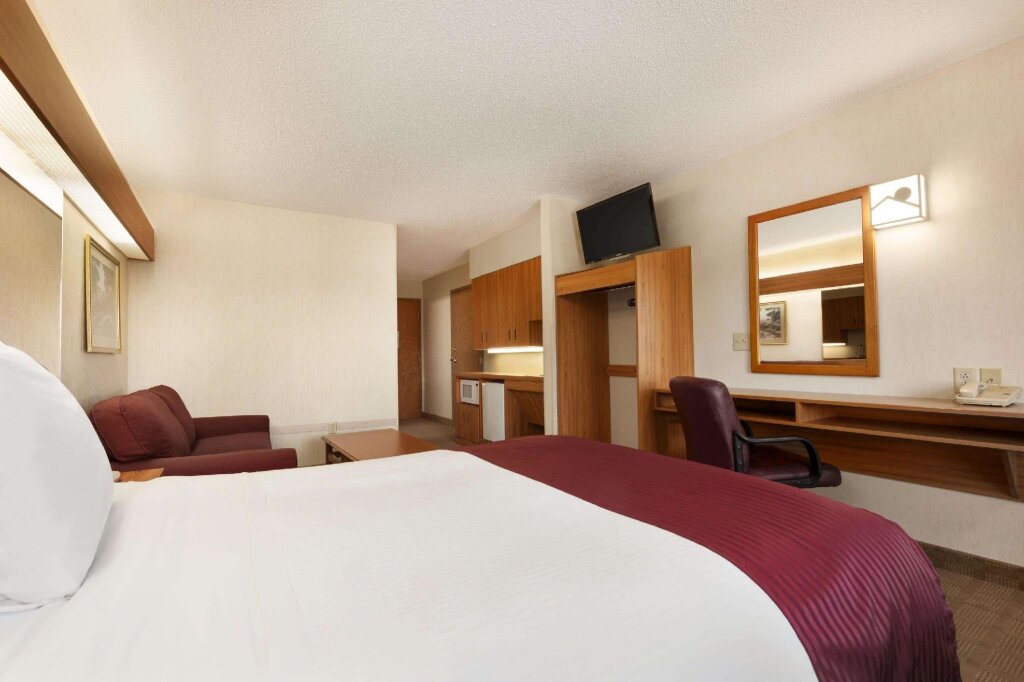 Четырёхместный номер Standard Microtel Inn & Suites by Wyndham Ann Arbor