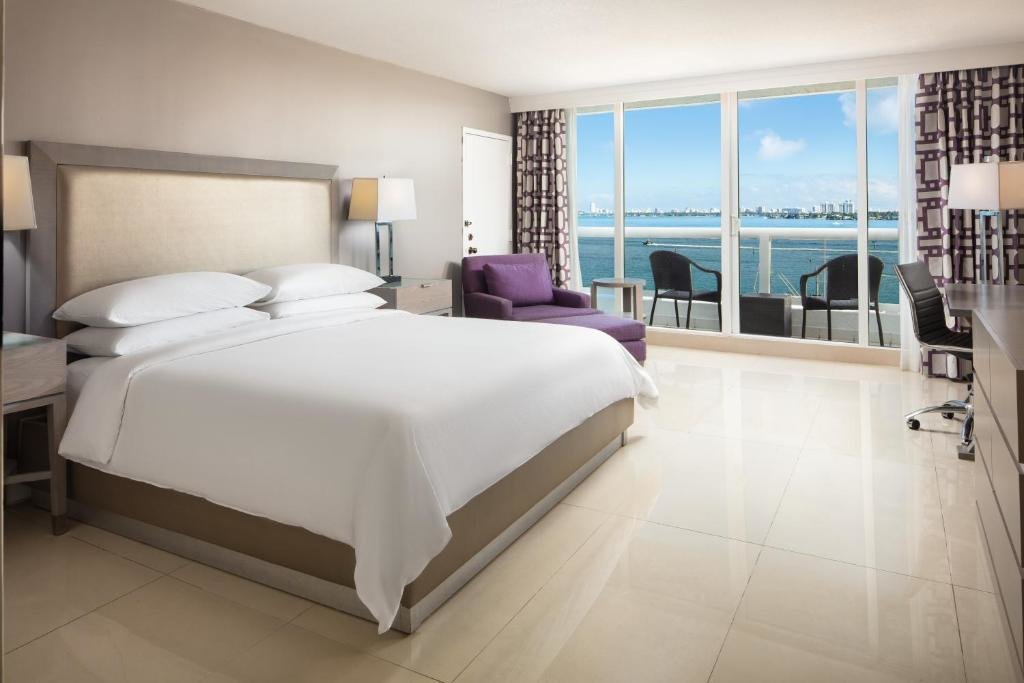 Двухместный номер с балконом и с видом на залив DoubleTree by Hilton Grand Hotel Biscayne Bay