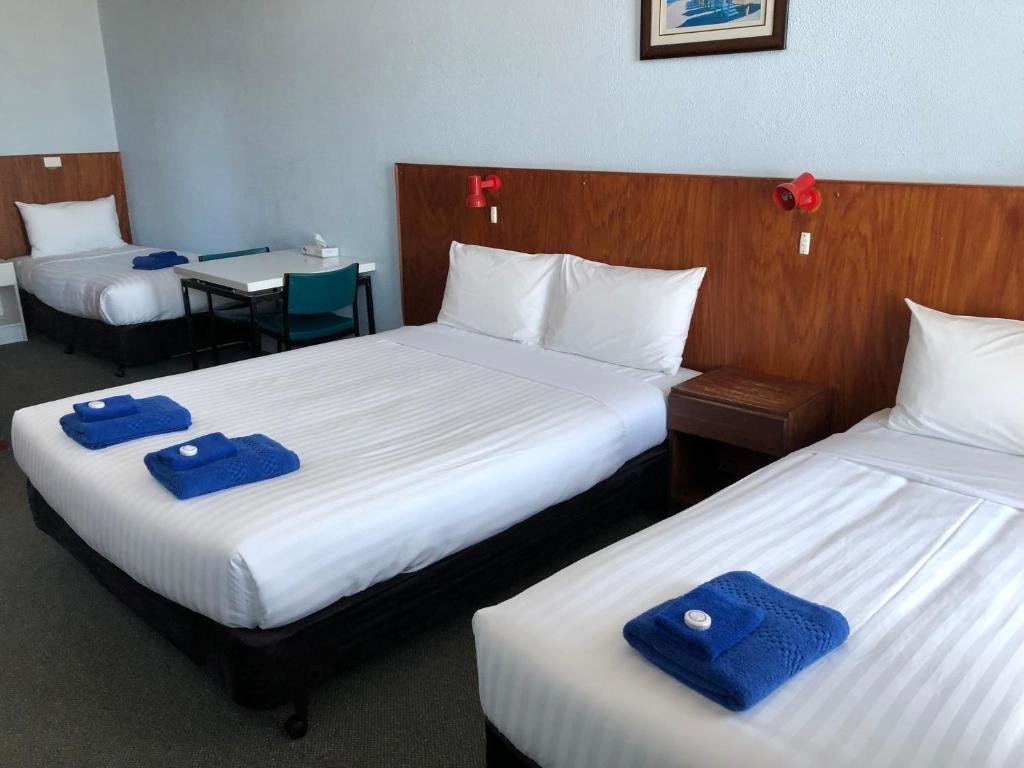 Standard Family room Ship Inn Motel