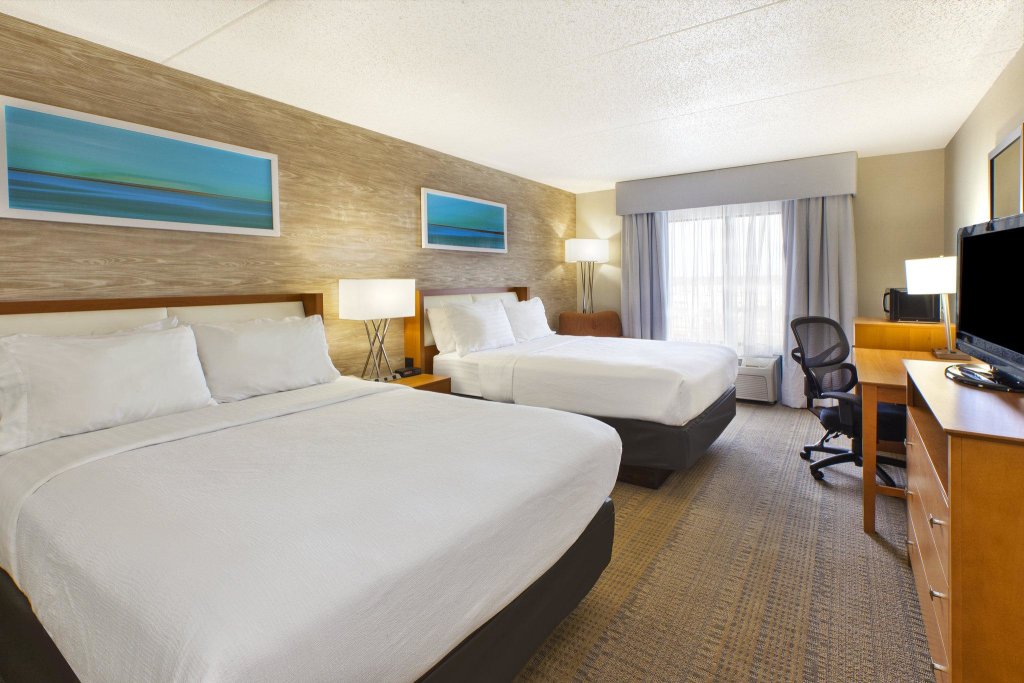 Четырёхместный номер Standard Holiday Inn Hotel & Suites Bolingbrook, an IHG Hotel