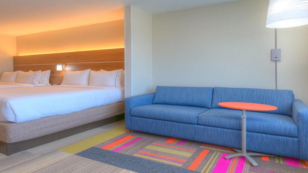 Четырёхместный люкс Holiday Inn Express Hotel & Suites Mount Pleasant, an IHG Hotel