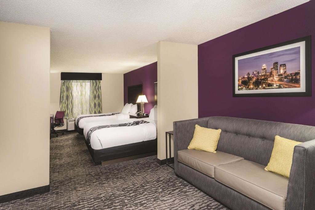 Номер Executive La Quinta Inn & Suites by Wyndham Louisville East