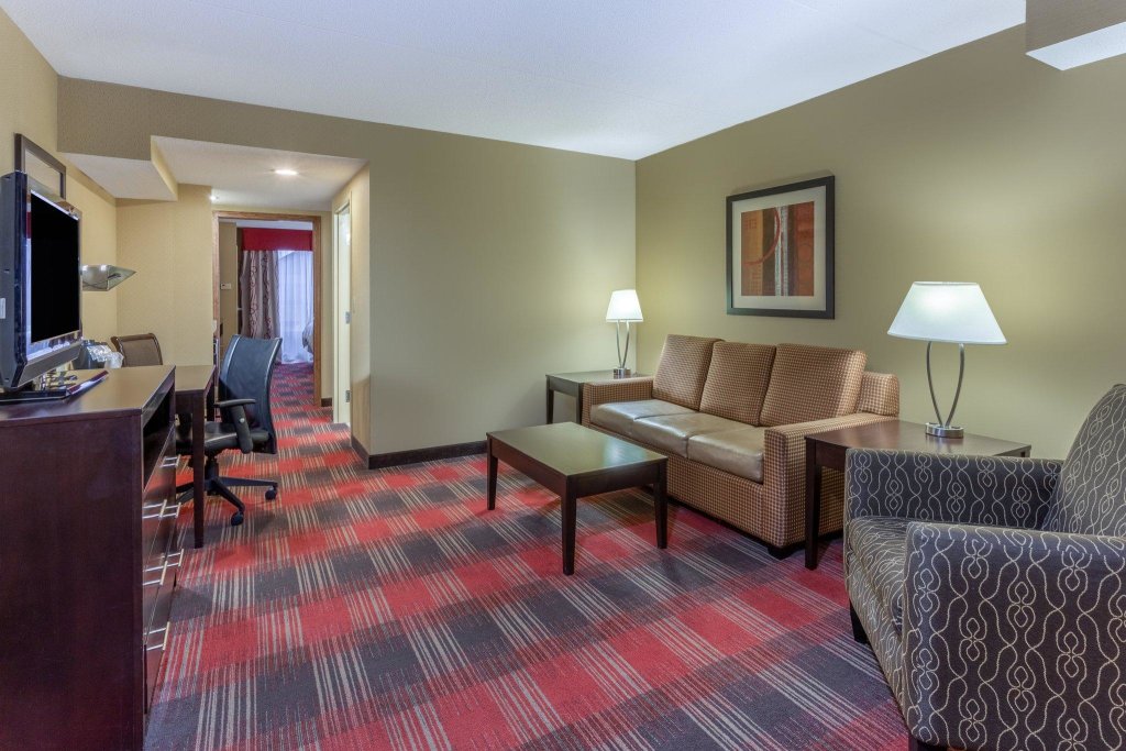 Двухместный люкс с 2 комнатами Holiday Inn Express Hotel & Suites Bowling Green, an IHG Hotel