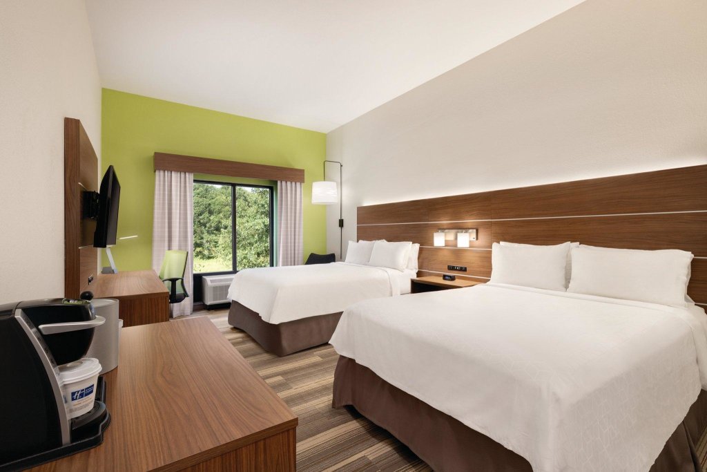 Двухместный номер Standard Holiday Inn Express Hotel & Suites Lavonia, an IHG Hotel