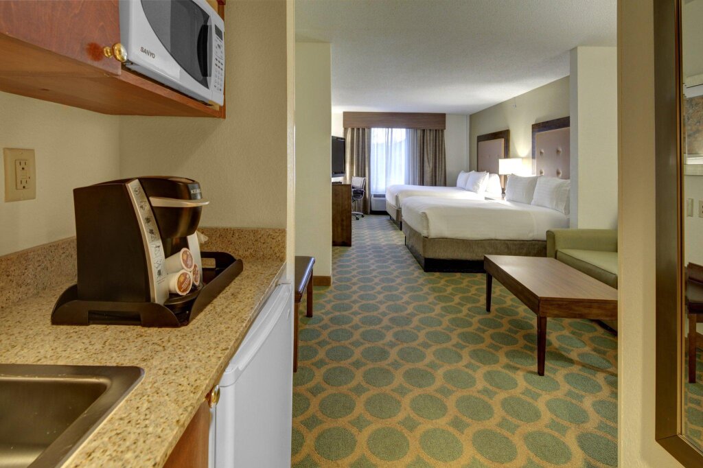 Vierer Suite Holiday Inn Express Hotel & Suites Emporia, an IHG Hotel