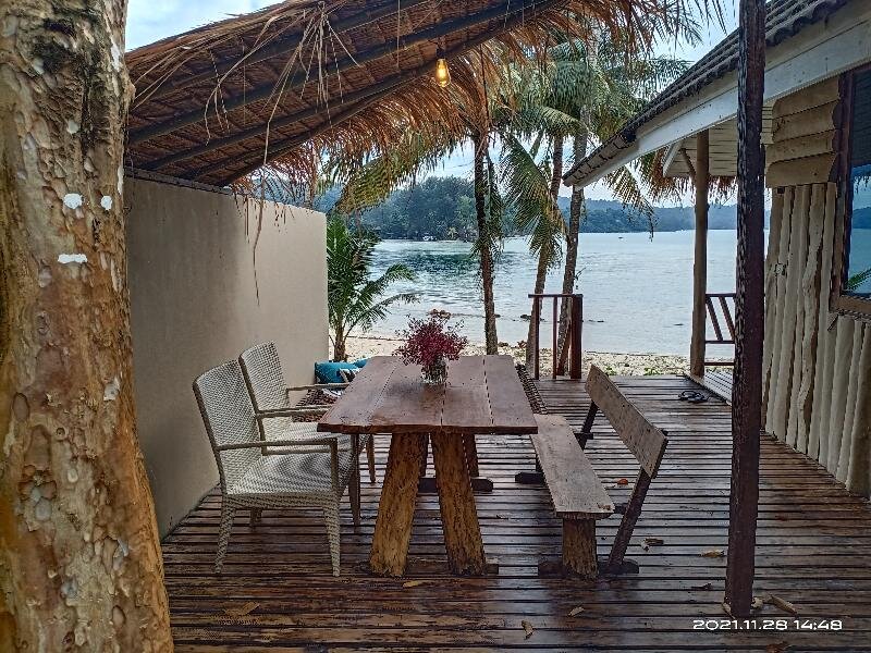 Villa con balcón y frente a la playa Tolani Resort Koh Kood