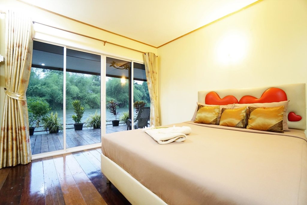 Deluxe room with river view Star Hill Riverkwai Resort