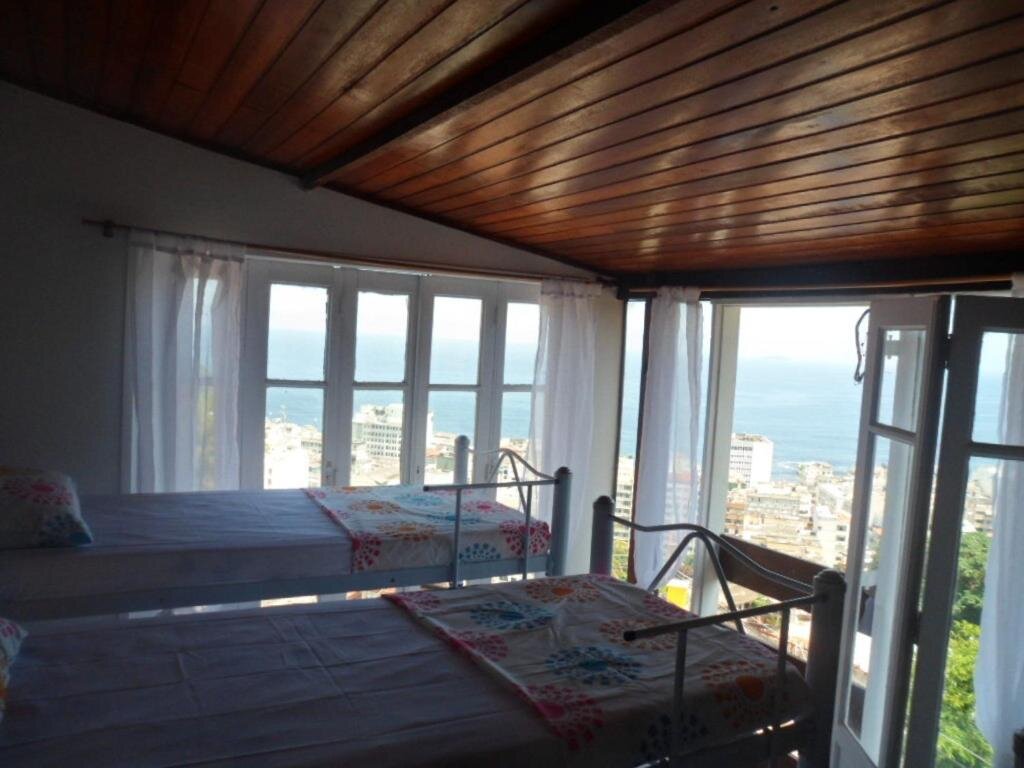 Кровать в общем номере Mar da Babilônia Hostel