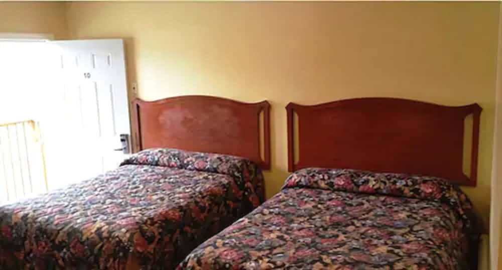 Standard Quadruple room Parkway Motel