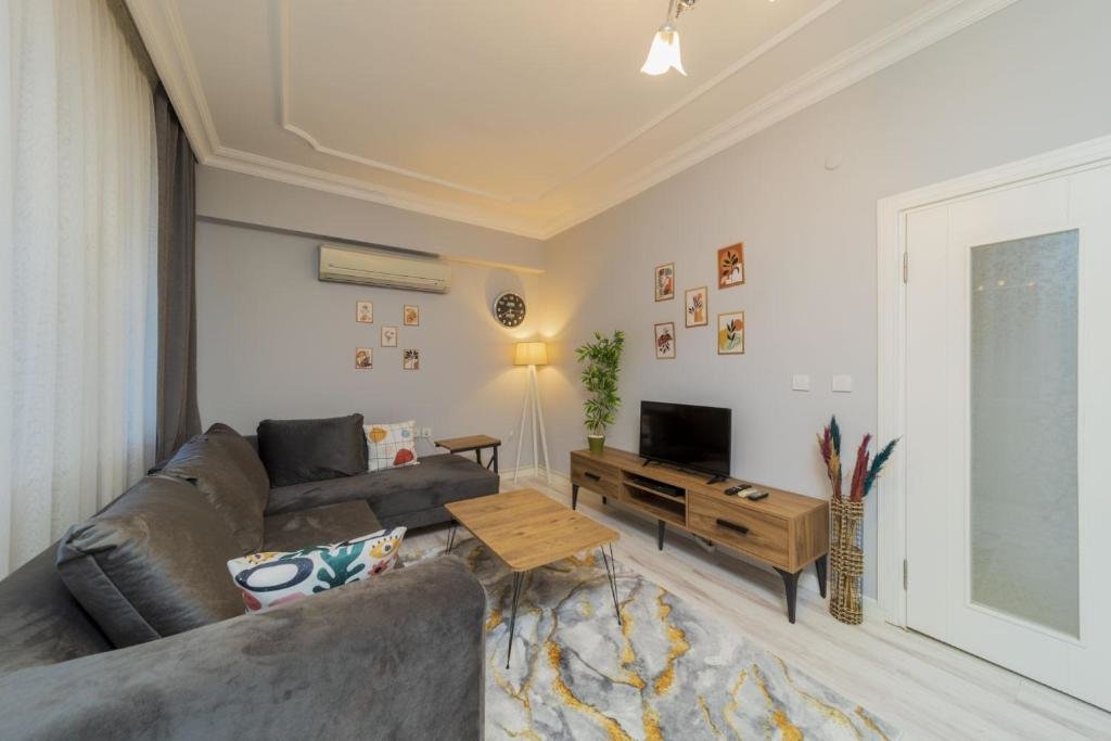 2 Bedrooms Apartment Vibrant Flat With Lovely Balcony in Muratpasa