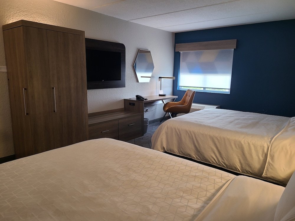 Standard Quadruple room Holiday Inn Express & Suites Ft. Lauderdale N - Exec Airport, an IHG Hotel