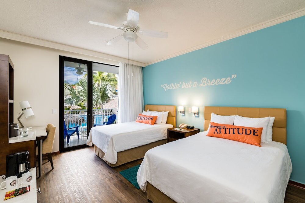 Четырёхместный номер Standard с балконом и с видом на бассейн Margaritaville Beach Resort Playa Flamingo