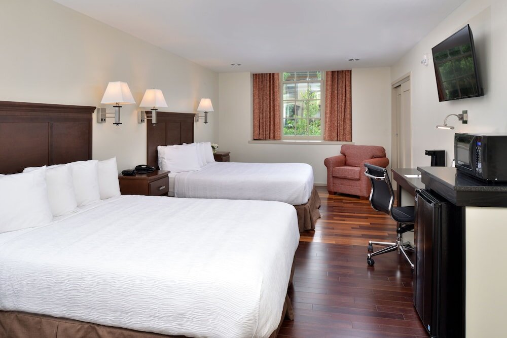 Двухместный номер Classic с балконом Grand Eastonian Hotel & Suites Easton
