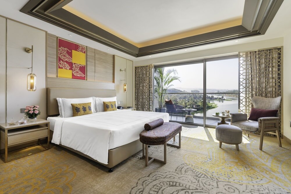 Luxus Doppel Zimmer mit Balkon und mit Seeblick Taj Lakefront Bhopal