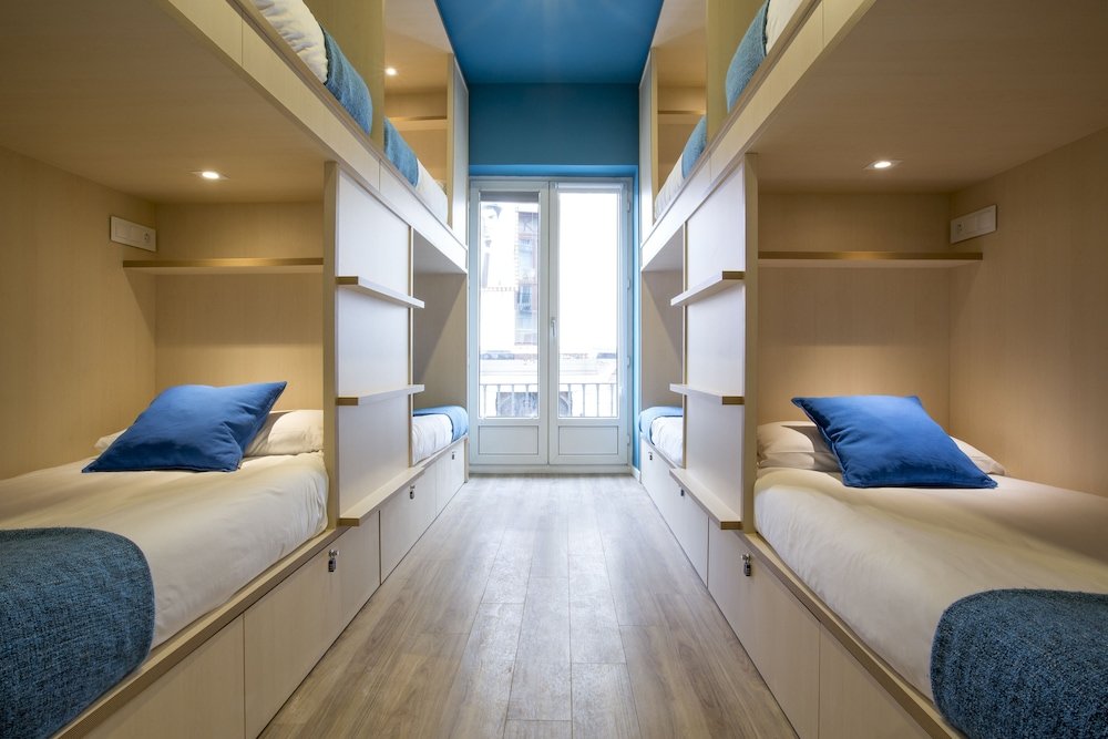 Кровать в общем номере с балконом Mola Hostel