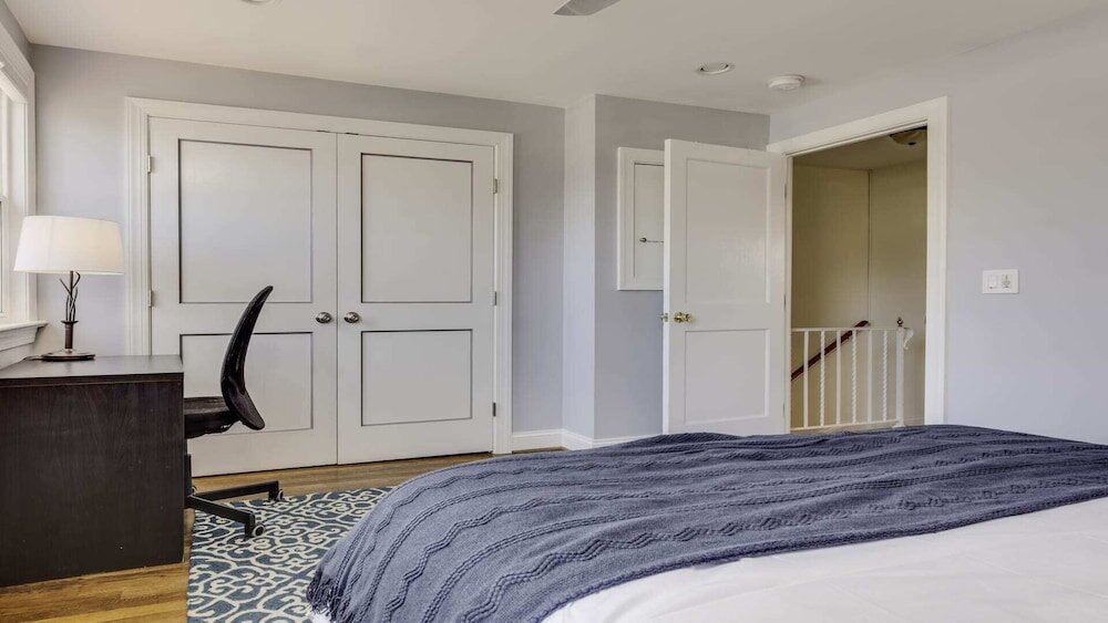 Camera Standard Spacious Colonial House in Alexandria | CozySuites