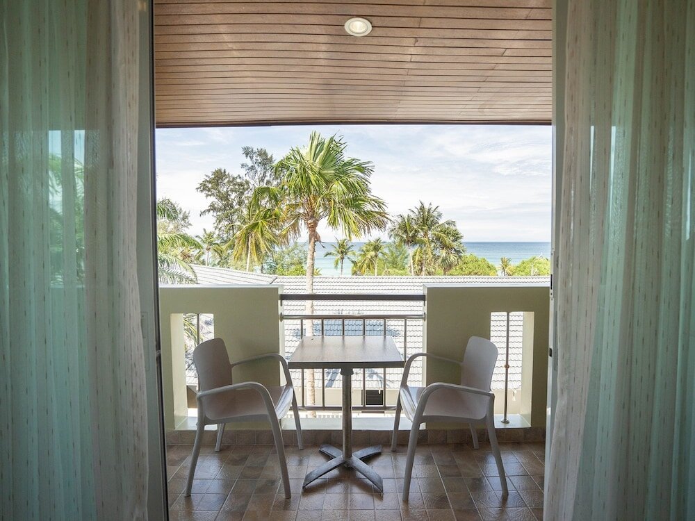 Номер Deluxe c 1 комнатой с балконом и с видом на море Baan Sailom Hotel Phuket - Sha Extra Plus