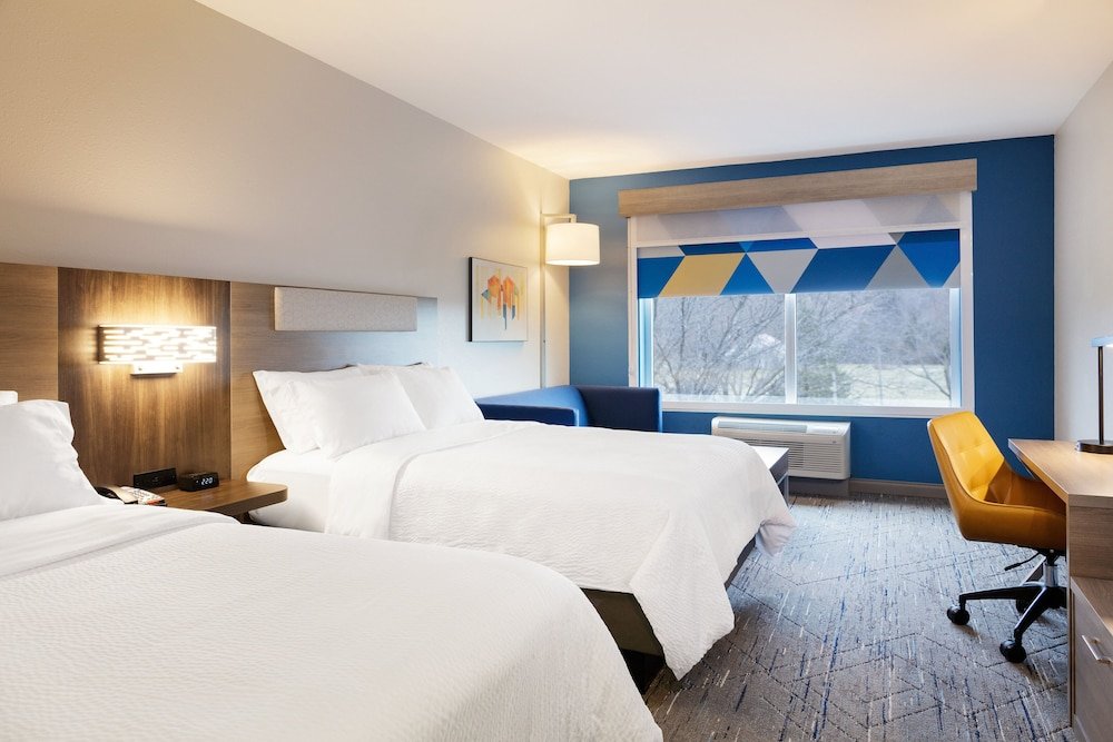 Standard Quadruple room Holiday Inn Express Hotel & Suites Terre Haute, an IHG Hotel