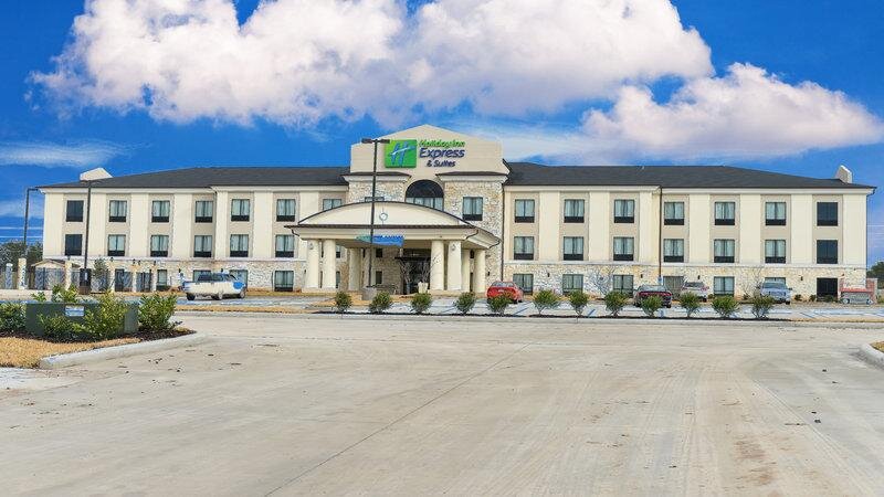 Кровать в общем номере Holiday Inn Express Hotels & Suites Cuero, an IHG Hotel