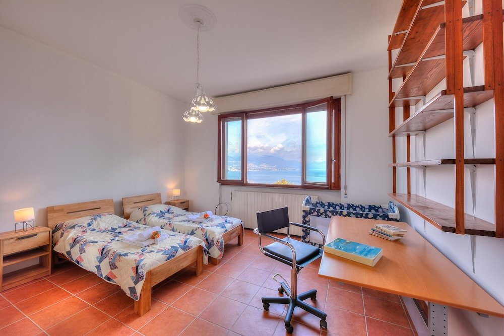 2 Bedrooms Family Cottage La Finestra Sul Lago - Happy Rentals