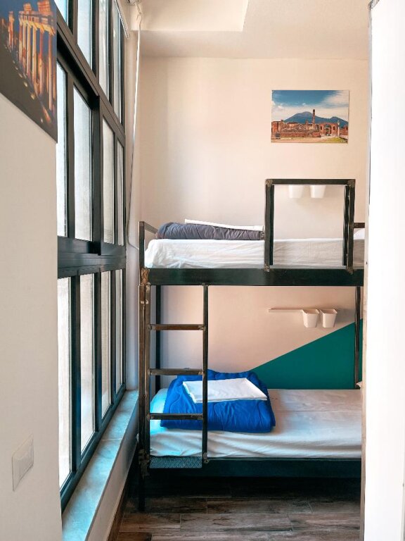 Кровать в общем номере Ostello Bello Napoli