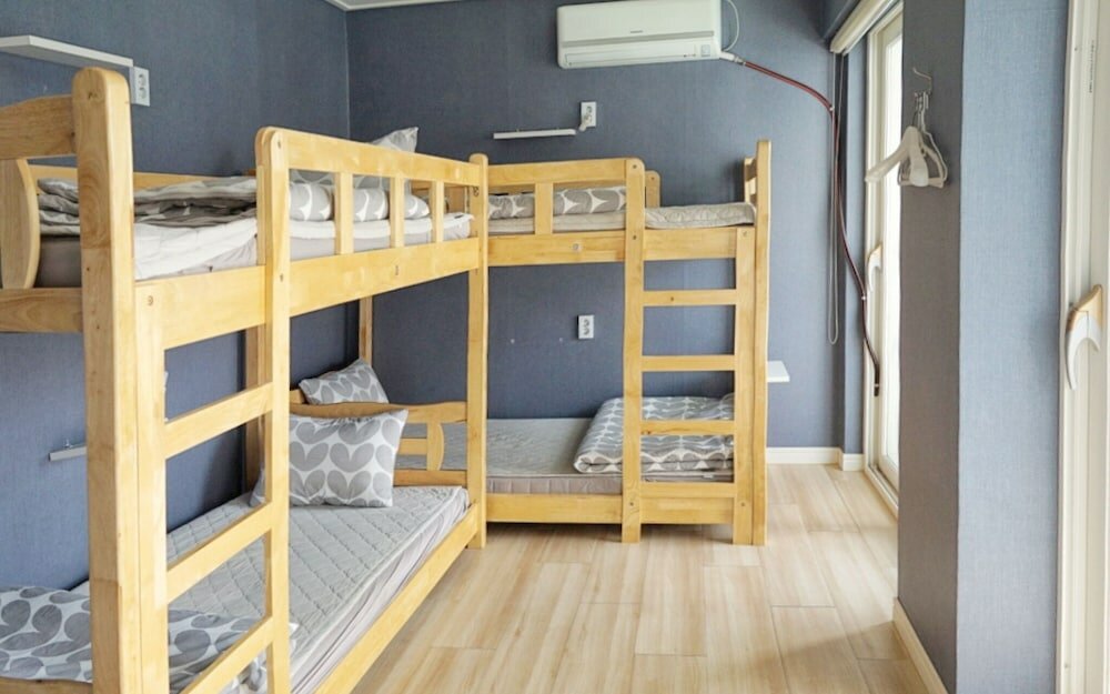 Кровать в общем номере (мужской номер) Tongyeong With Guest House