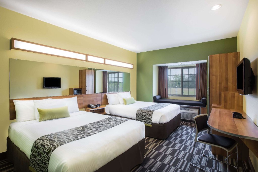 Четырёхместный номер Standard Microtel Inn and Suites by Wyndham
