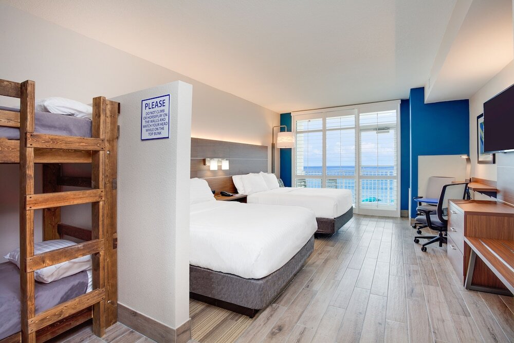 Номер Standard с балконом и oceanfront Holiday Inn Express & Suites Panama City Beach Beachfront, an IHG Hotel