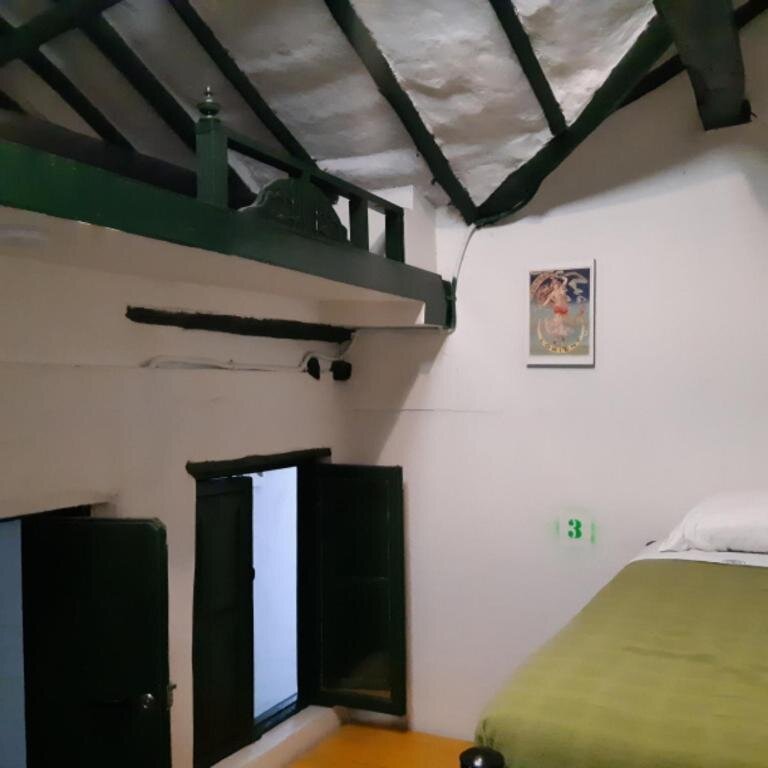 Кровать в общем номере Cedron Hostel