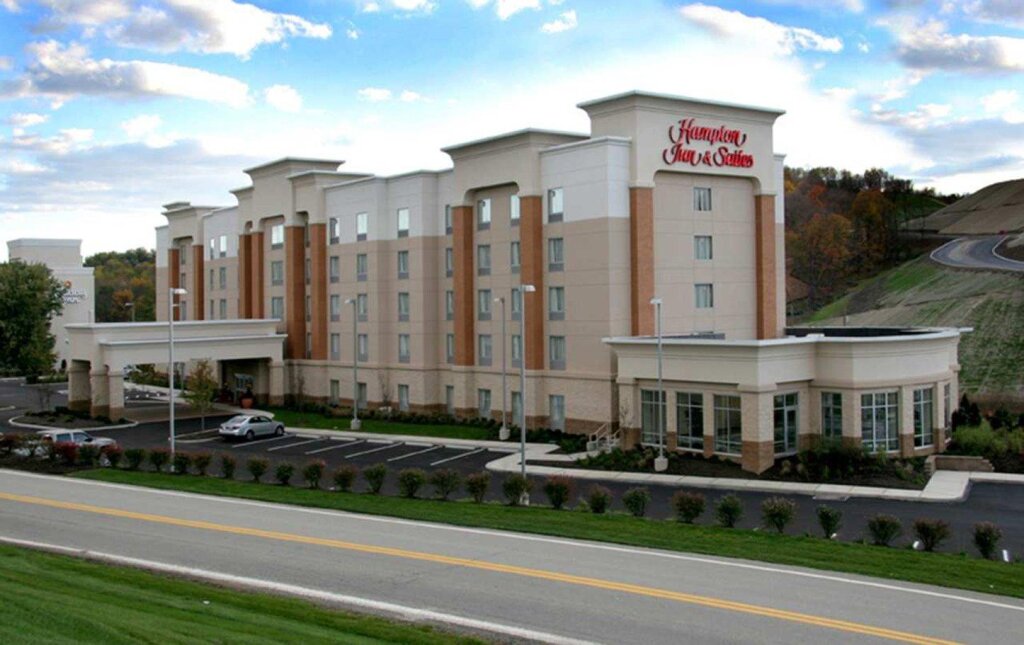 Кровать в общем номере Hampton Inn & Suites Pittsburgh-Meadow Lands