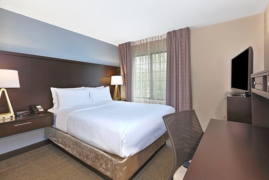 Четырёхместный люкс с 2 комнатами Staybridge Suites Detroit-Utica, an IHG Hotel