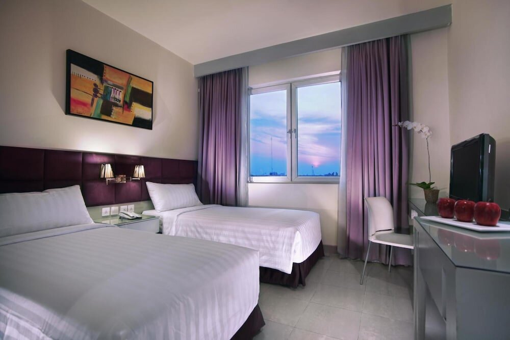 Двухместный номер Deluxe Royal Palm Hotel & Conference Center Cengkareng