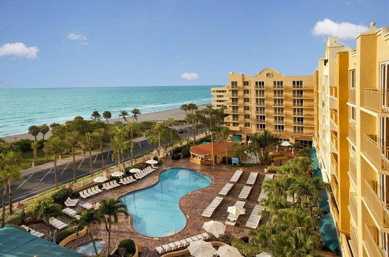 Четырёхместный номер Standard Embassy Suites by Hilton Deerfield Beach Resort & Spa