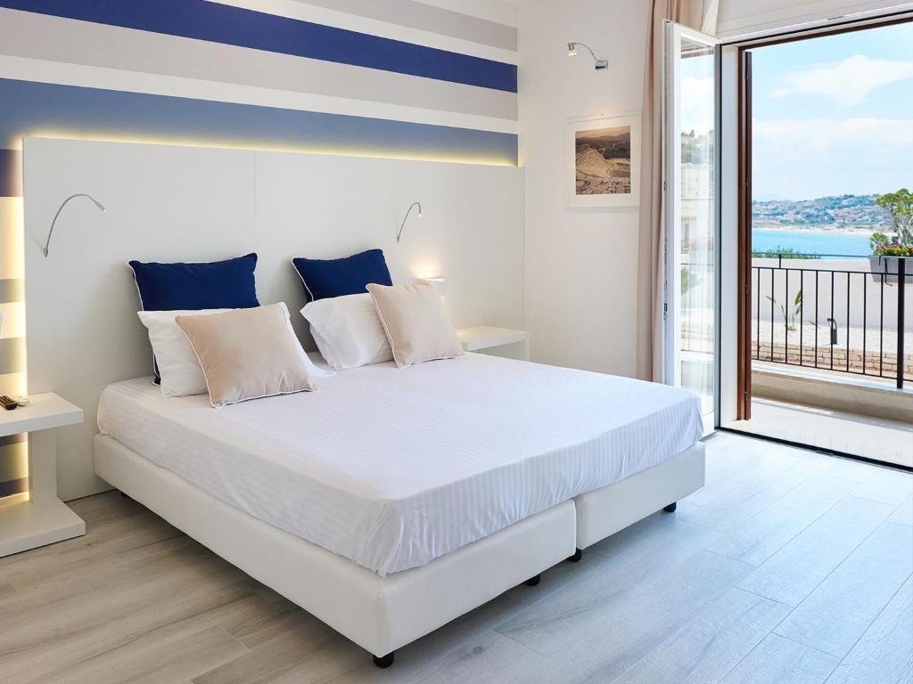 Habitación triple Estándar sótano con balcón y con vista al mar Marina di Petrolo Hotel & SPA