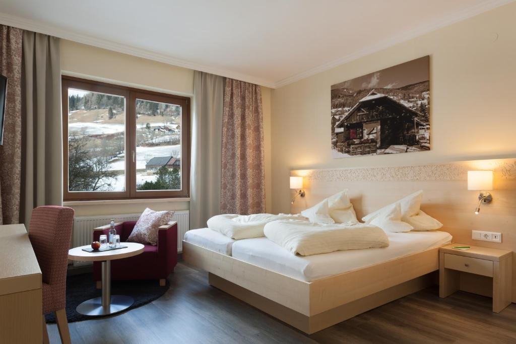 Standard Double room with mountain view Family & Sporthotel Kärntnerhof