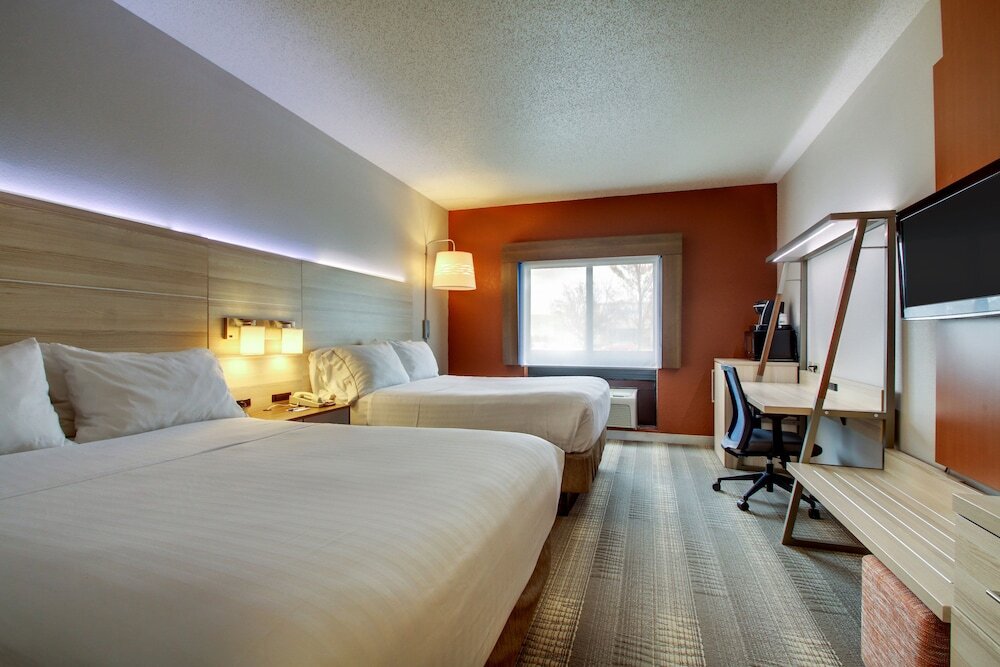 Четырёхместный номер Standard Holiday Inn Express Milwaukee North - Brown Deer/Mequon, an IHG Hotel