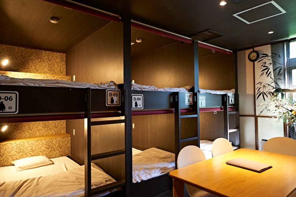 Кровать в общем номере The Ryokan Tokyo YUGAWARA