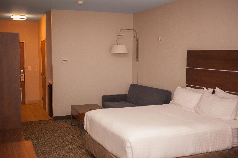 Standard room Holiday Inn Express and Suites Logan