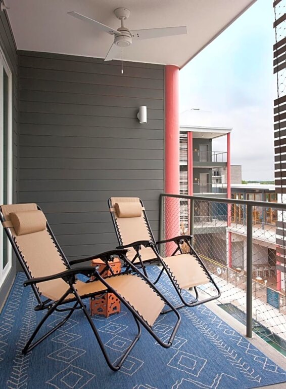 Camera quadrupla Standard con balcone e con vista sulla piscina East Austin Hotel
