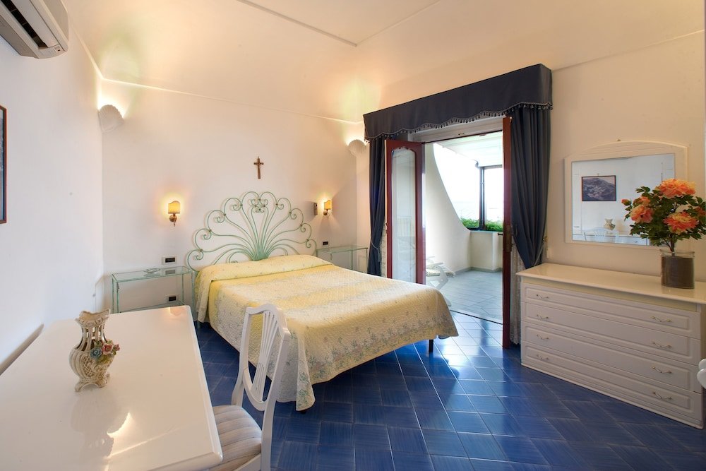 Standard Double room with partial sea view La Caravella Positano Beach, Residence