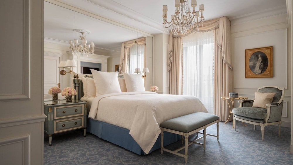 Двухместный люкс Deluxe Four Seasons Hotel George V Paris