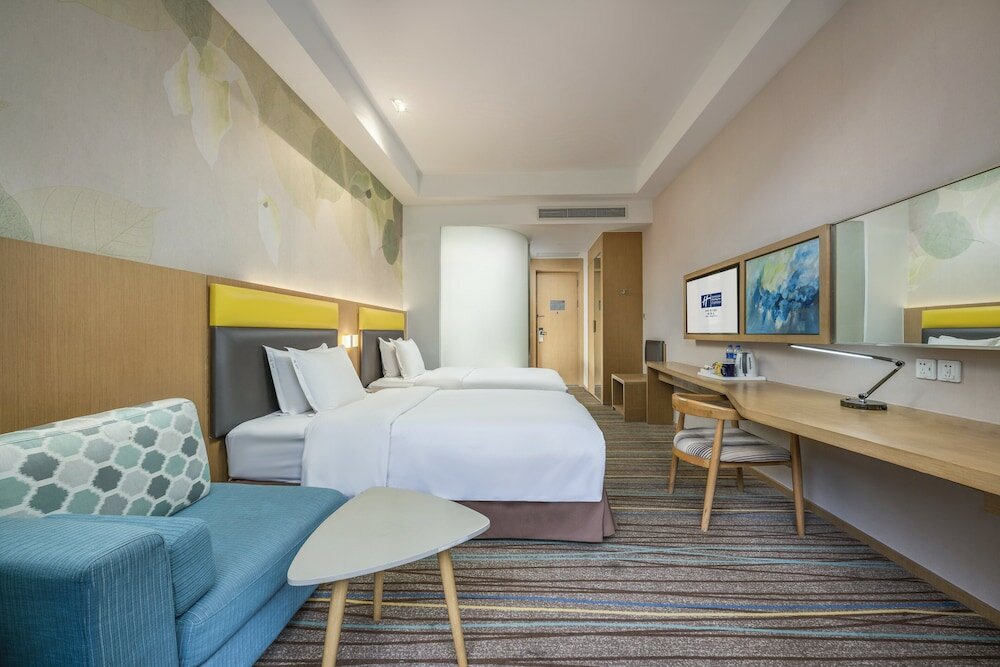 Standard quadruple chambre avec balcon et Vue jardin Holiday Inn Express Emei Mountain, an IHG Hotel