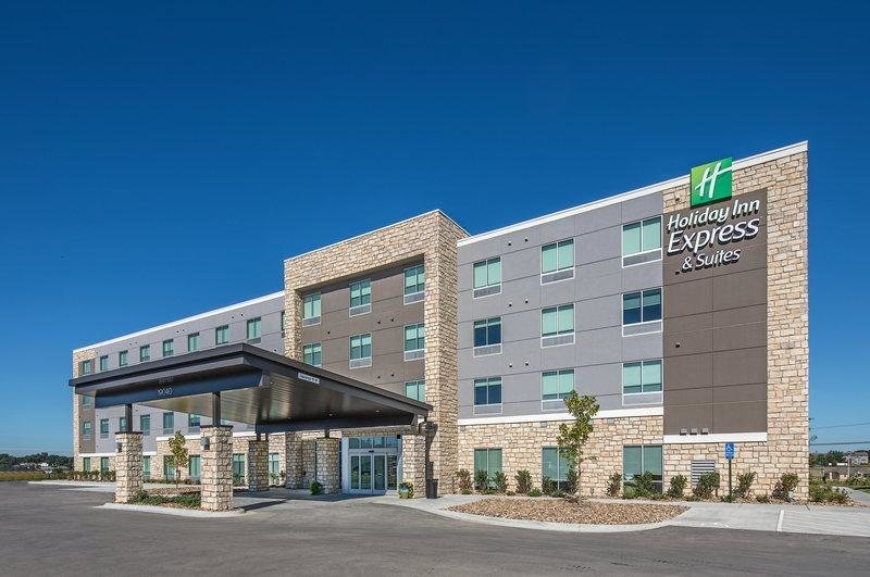 Кровать в общем номере Holiday Inn Express & Suites - West Omaha - Elkhorn, an IHG Hotel