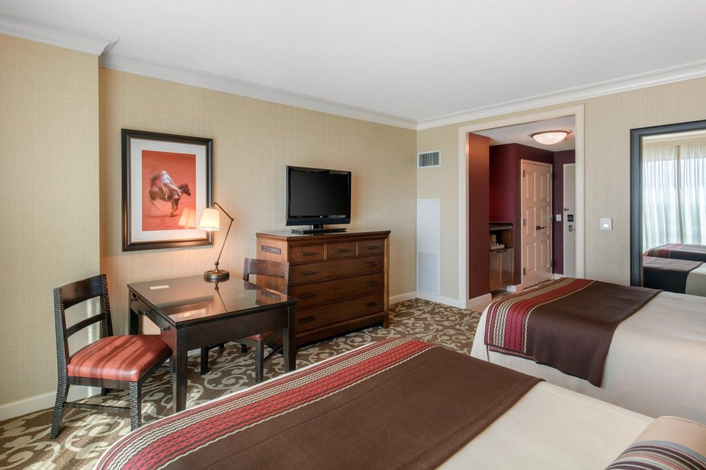 Четырёхместный номер Premier Omni Fort Worth Hotel