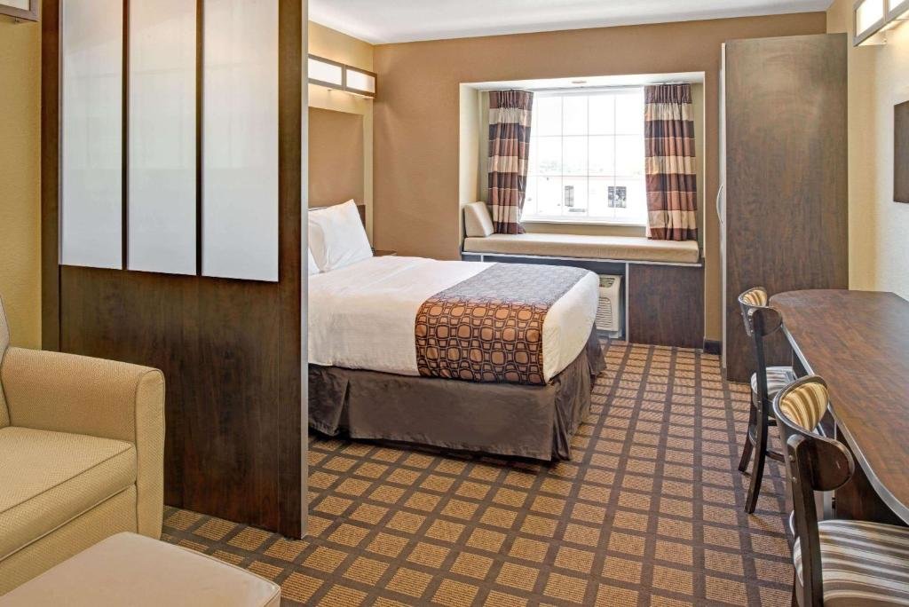 Двухместный люкс Microtel Inn & Suites by Wyndham Bluffs